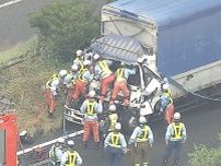 追越車線で玉突きか…東名高速のIC付近でトラック2台と乗用車1台が絡む事故 40代男性が意識不明の重体