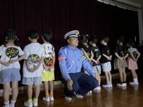 夏休みは夜の外出機会多く…園児が反射材シールを付けた“うちわ”作り 警察「暗い道を歩く時に活用して」