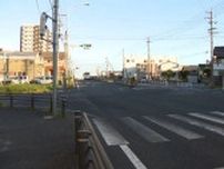 赤信号で交差点進入繰り返す…パトカーの追跡を受けていた原付が車と衝突 運転手は現場にバイクを残して逃走