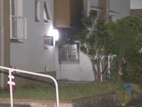 放火の可能性も…集合住宅で1階の階段に通じる出入口に置かれたベビーカー等が燃える不審火 現場に火の気なし