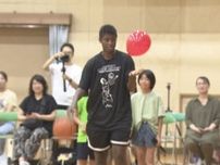 自称“日本一親しみやすいバスケ選手”…馬瓜エブリン選手のバスケ教室 小学生たちに練習方法等を実演交え披露