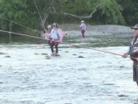 伊勢神宮に奉納も…日本有数の清流・大内山川で鮎の友釣り大会 約110人の太公望が腕前競う
