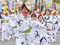 指先たおやか、優雅な舞　八戸小唄流し踊り　600人が観客魅了