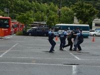 横浜市　栄警察署 バス車内テロ想定し訓練 アフリカ開発会議に備え〈横浜市港南区・横浜市栄区〉