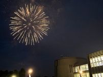 キャンパスに大輪　SFCで花火300発〈藤沢市〉