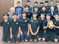 瀬谷インターナショナルフットボール 神奈川県制覇、区長に報告 関東は惜敗も手ごたえ〈横浜市旭区・横浜市瀬谷区〉