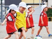笑顔でボール追いかけ　相模野幼でサッカー教室〈相模原市緑区〉