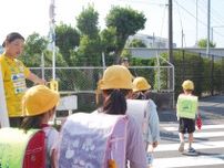戸塚区・女子ラグビーチーム 児童の登校を見守り 区内２校で週１回〈横浜市戸塚区・横浜市泉区〉