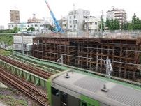 「あれ橋でも架けてるの？」 山手線の崖の上に「鉄骨の要塞」出現!? 廃止近づく「山手線最後の踏切」