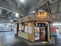 「まさかのトッピングが乗った“駅そば”」どんなもの？ 食べてみたらイイぞ！ 最終形態は“罪深き悪魔的ウマさ”に