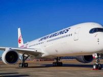 JALの「新型国際線主力機」が8月から通常塗装に…なぜ？ 胴体後部の「激デカデカール」が消えるワケ