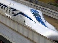 リニア中央新幹線「未来感たっぷりの新しい試験車」ついにお目見え！ これまでの車両と全く異なる“金色の帯”