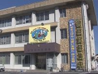 バイク運転中にガードレールに衝突し川に転落　５４歳男性が死亡