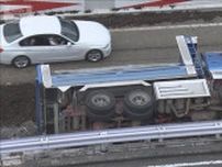 首都高でトラック横転　土砂散乱　一時通行止めに