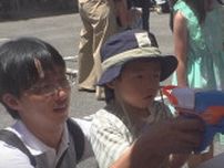 夏祭りで子どもたちが射的やヨーヨー釣りなどを楽しむ　北杜市・清里丘の公園
