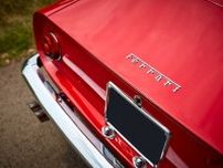 61年前の「真っ赤なフェラーリ」がオークションに登場 右ハンドル仕様は23台のみ！ 希少な“レッドブック”付き エレガントなクーペの価値とは
