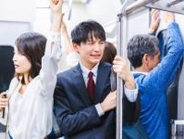 「満員電車のニオイに耐えられない...」自分では“いい香り”と感じても周囲の人には「香害」？ 電車内で迷惑にならないためのニオイ対策とは