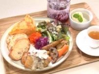 【富士・カフェ フレネル】4種から選ぶキッシュの豪華プレート　“香りを楽しむ”空間で
