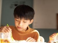 “出社する親と家にいる子ども”で家庭が壊れる!? 「夏休みで限界」との声も……共働き子育て家庭の夏休みのごはん事情