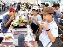 Ａ５等級の米沢牛、おいしいね　飯豊で黒べこ祭り、600人が味わう