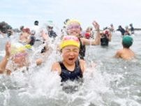 県内梅雨明け、さあ夏が来た　鶴岡・湯野浜で海開き、地元の児童らが初泳ぎ