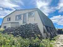 月山頂上小屋、水不足で昼営業できず　記録的少雨、雪解け水運び確保