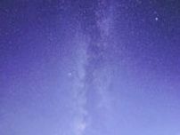 桟橋から夜空に向けて、まっすぐ延びて輝く「天の川」…静まりかえった深夜の真野湾に「光の道」