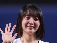 役満ボディ・岡田紗佳「また行きたいね！」海辺で鮮やかブルーの膝上丈ノースリワンピにドキッ